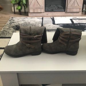 Womens Tall boots zip up size 7